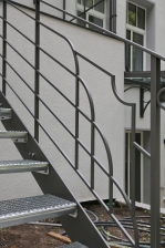 Treppe aus Stahl und Gitterroststufen