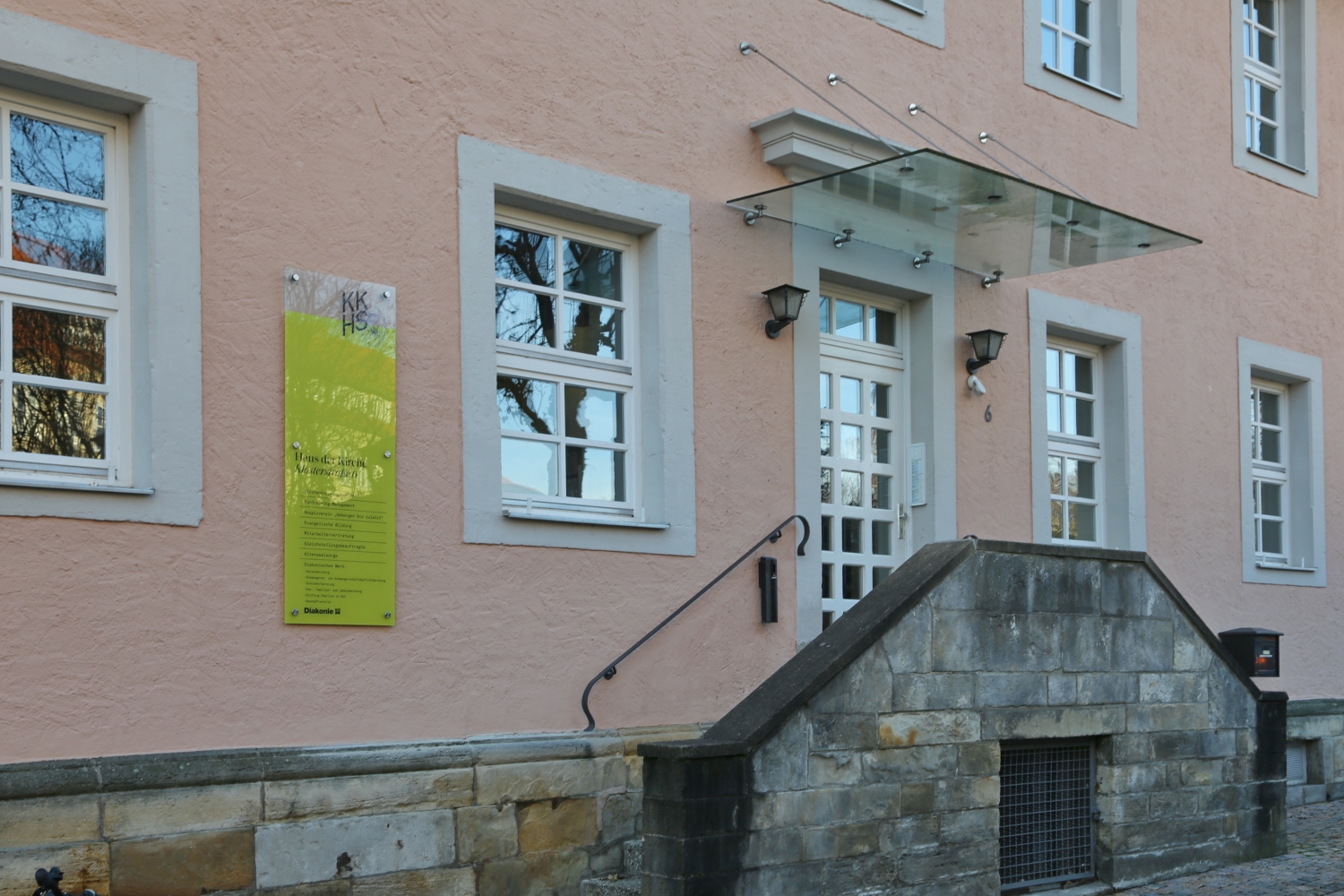 Infotafel aus Glas für das Haus an der Kirche in Hildesheim