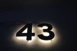 Mit LED hinterleuchtete Hausnummer 43 aus Edelstahl