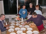 wir haben zusammen gekocht: gefüllte Datteln, Hähnchenkeulen mit Ingwer, Gurkengemüse mit Curry, Eissplittertorte... - unsere letzte Betriebsfeier 2009