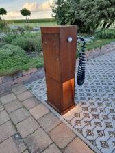 Ladepunkt aus Corten Stahl