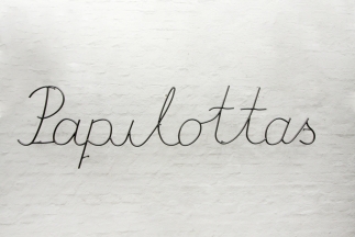 Schriftzug Papilottas aus Rohrstahl