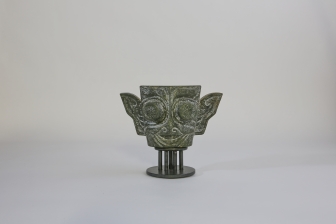 Maske aus Jade auf einem Metallsockel