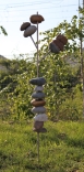Skulptur aus Feldsteinen und Stahl